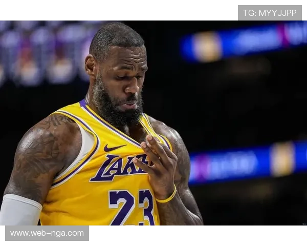 詹姆斯缺席东契奇迎来爆发机会 全面掌控进攻火力引领球队前进